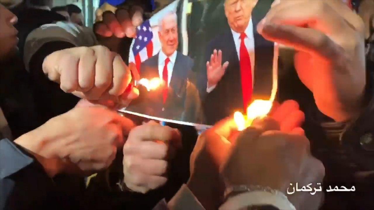 Palestinians set fire to images of Netanyahu and Trump during a Gaza protest against the U.S. peace plan פלסטינים שורפים תמונה של טראמפ ונתניהו ברמאללה