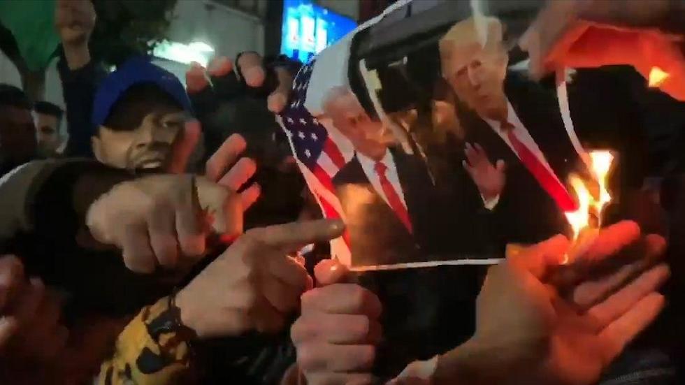Palestinians in Ramallah protest the U.S. peace plan פלסטינים שורפים תמונה של טראמפ ונתניהו ברמאללה