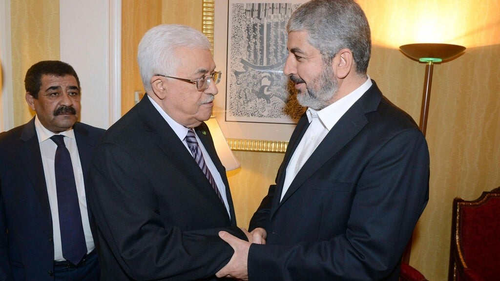 Palestinian President Mahmoud Abbas and Hamas leader Khaled Mashal (Photo: Reuters/Archive) Palestinian President Mahmoud Abbas and Hamas political leader Khaled Mashal meeting in Cairo in 2011