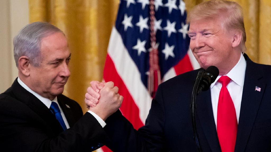 Donald Trump and Benjamin Netanyahu clasp hands as the U.S. president unveils his Mideast peace plan with the prime minister at his side, January 2020 (Photo: EPA) President Donald Trump and Prime Minister Netanyahu during peace plan reveal