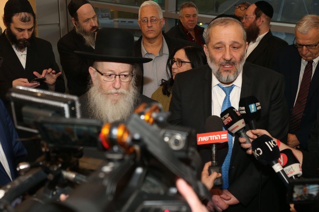 דרעי וליצמן לנתניהו וגנץ: "הימנעו מבחירות" (צילום: שאול גולן) יעקב ליצמן ואריה דרעי בהצהרה על הקורונה