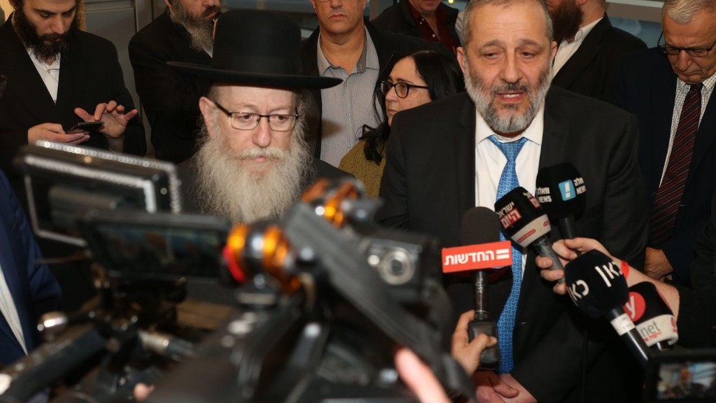 השרים דרעי וליצמן. יצליחו לשמור על הממשלה? (צילום: שאול גולן) יעקב ליצמן ואריה דרעי בהצהרה על הקורונה
