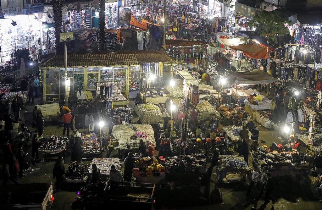 Crowded Cairo market (Photo: Reuters) Crowded Cairo market