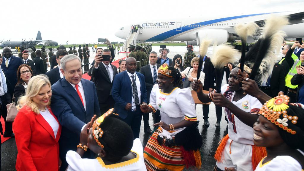 ראש הממשלה בנימין נתניהו ורעייתו שרה בביקור באוגנדה