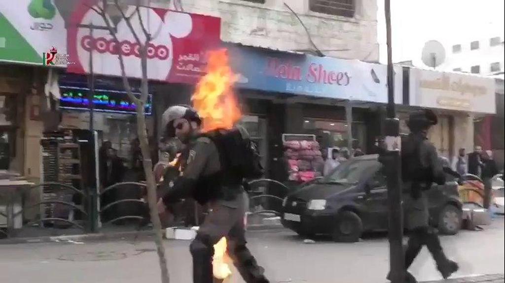 פגיעה ישירה של בקבוק תבערה בלוחם מג"ב היום בעימותים עם פלסטינים באזור בחברון