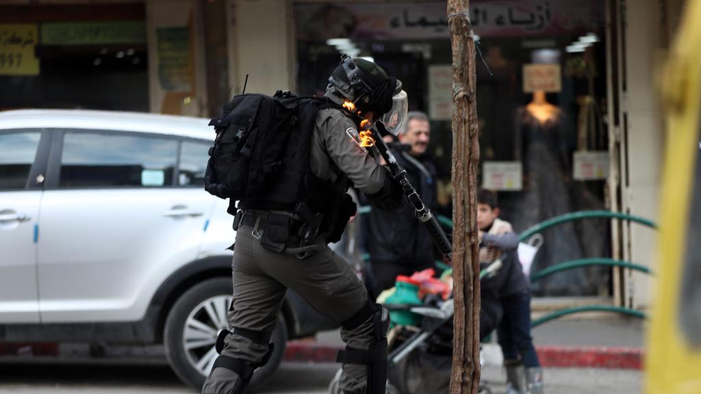פגיעה ישירה של בקבוק תבערה בלוחם מג"ב היום בעימותים עם פלסטינים באזור בחברון