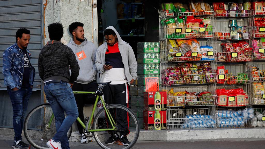 Illustrative: Asylum seekers in southern Tel Aviv (Photo: Reuters) מבקשי מקלט מסתננים דרום תל אביב