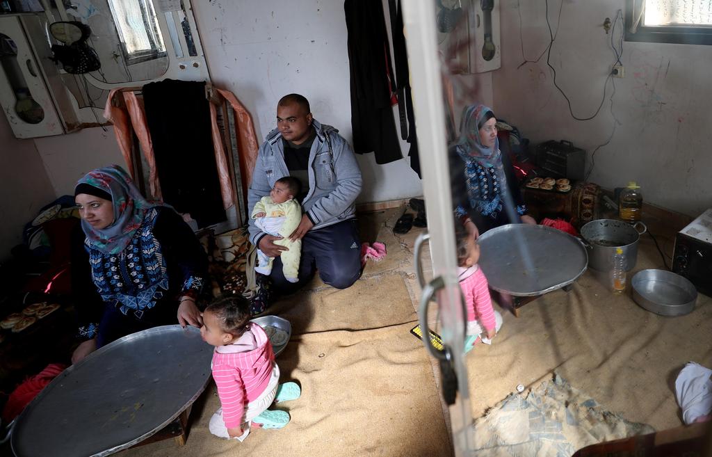 Eyad Al-Zahar carries his son (Photo: Reuters) Eyad Al-Zahar carries his son