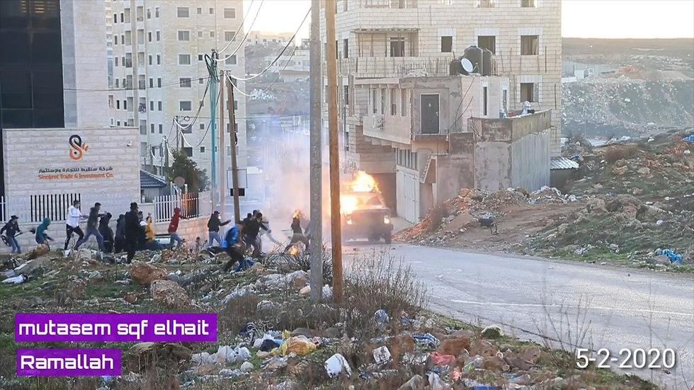 פלסטינים זורקים אבנים ובקבוקי תבערה לעבר כוחות צה"ל סמוך לרמאללה