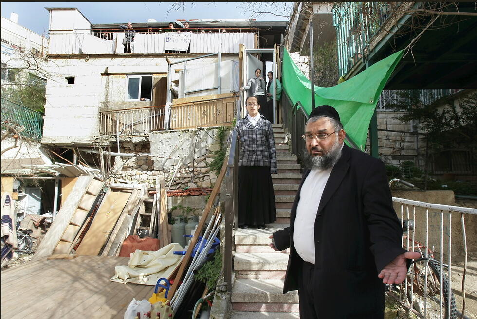 אהרון רמתי. הוא אמנם נעצר, אבל מה עושים עם נשות הכת? (צילום: אלכס קולומויסקי) אהרון רמתי. הוא אמנם נעצר, אבל מה עושים עם נשות הכת?
