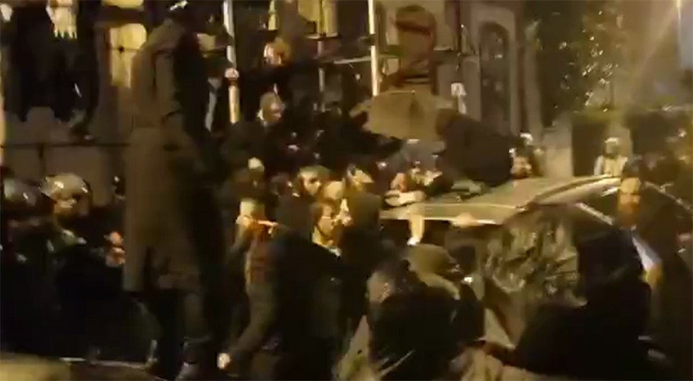 Supporters of Eliezer Berland clash with police as he is arrested in Jerusalem (Photo: 'Protests of Haredi extremists') כספים בישיבת "שובו בנים" של הרב ברלנד שנתפסו בפשיטת המשטרה