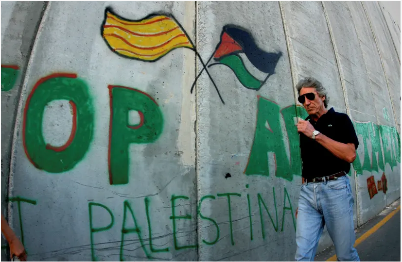Roger Waters walks along the West Bank security barrier in the Palestinian city of Bethlehem (Photo: Reuters) Roger Waters walks along the Israeli barrier in the Palestinian city of Bethlehem