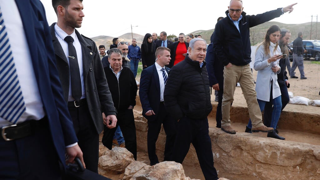 Netanyahu on a visit to the Jordan Valley (Photo: AP) בנימין נתניהו בטקס נטיעת עץ לרגל חג ט"ו בשבט בבקעת הירדן