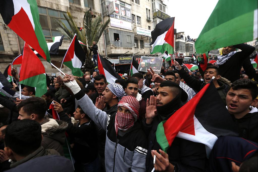 Protesters in Ramallah demonstrating against the U.S. peace plan (Photo: EPA) הפגנות של פלסטינים ברמאללה