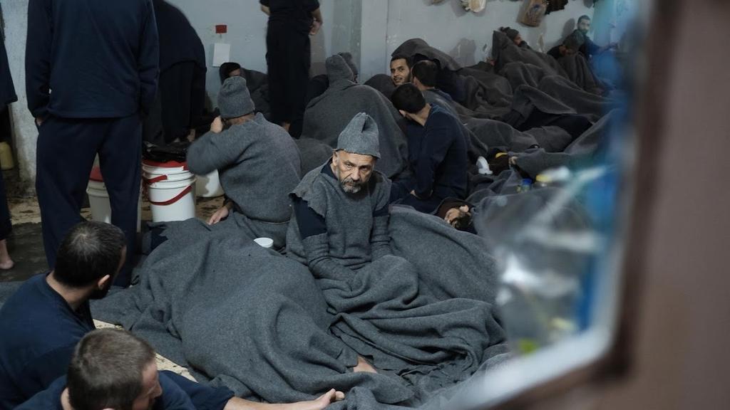 Prisoners lie inside a prison cell in Hasaka (Photo: Reuters) Prisoners lie inside a prison cell in Hasaka