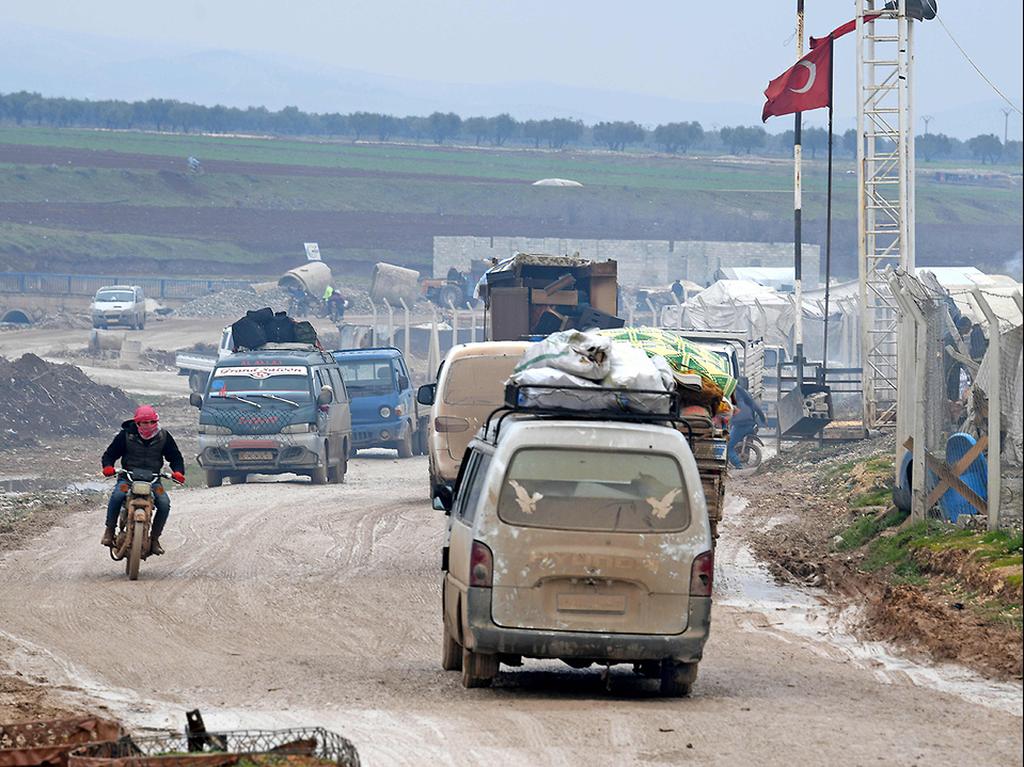 Refugees from Idlib on the Syrian-Turkish border (Photo: AFP) פליטים בורחים מאידליב
