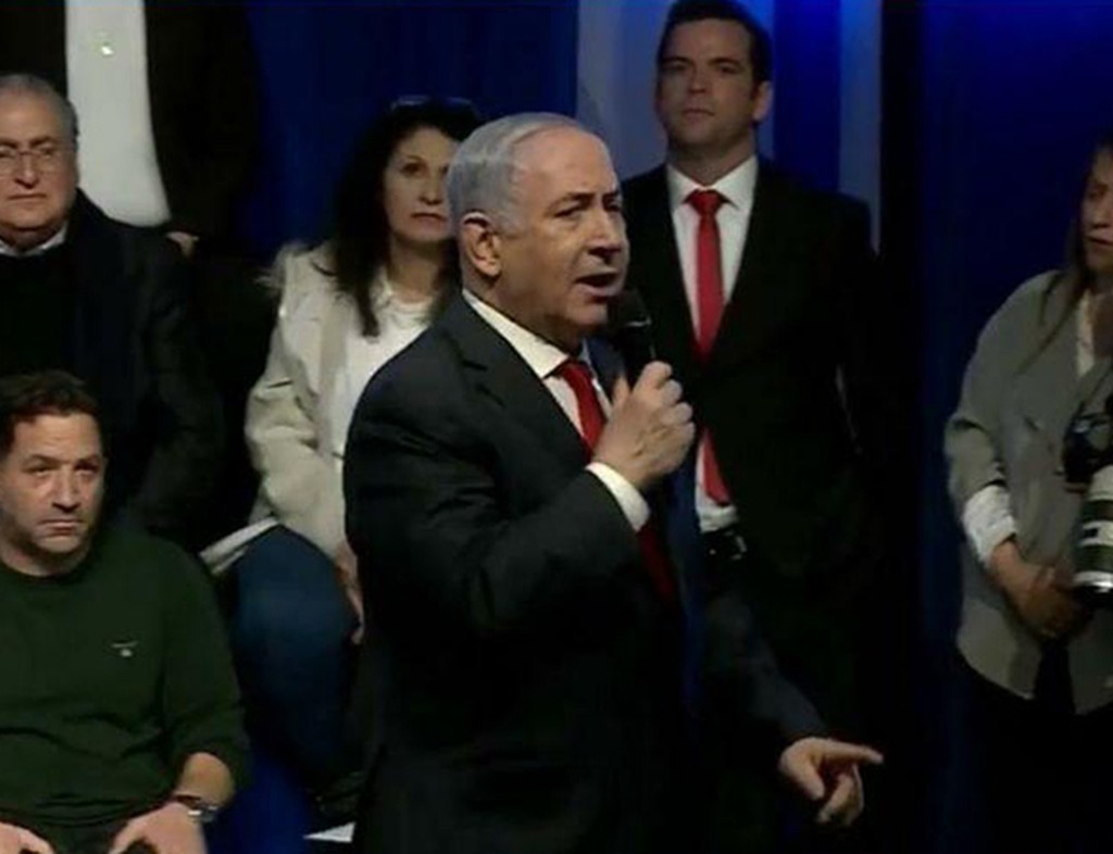 פעילת הליכוד אסתר סטיב, שנפגעה מהתפוח, מאחורי נתניהו אסתר סטיב