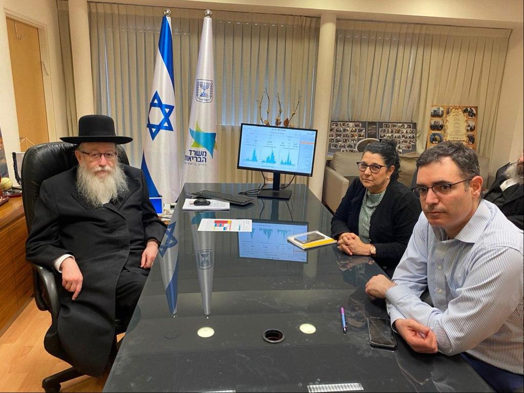 Health Minister Litzman, left, issues a directive to counter coronavirus on Sunday (Photo: Health Ministry) שר הבריאות יעקב ליצמן מתייחס לנגיף הקורונה