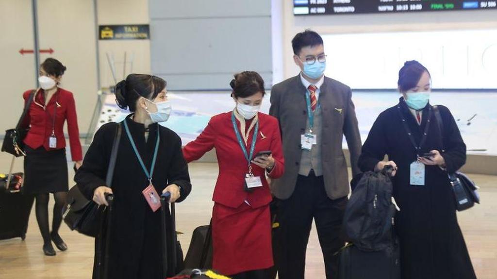 An airline crew on a flight from Hong Kong arrive at Ben-Gurion Airport on Monday (Photo: Moti Kimchi) נתב"ג הבוקר