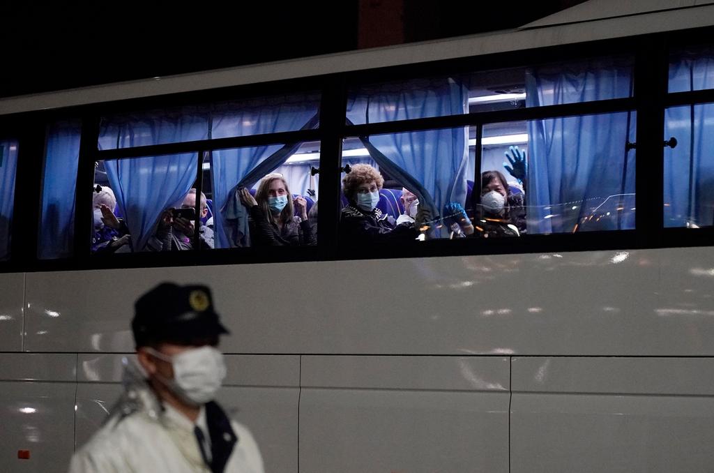 The evacuation of the American passengers from the Diamond Princess (Photo: EPA) פינוי אזרחים אמריקאים מספינת הקורונה