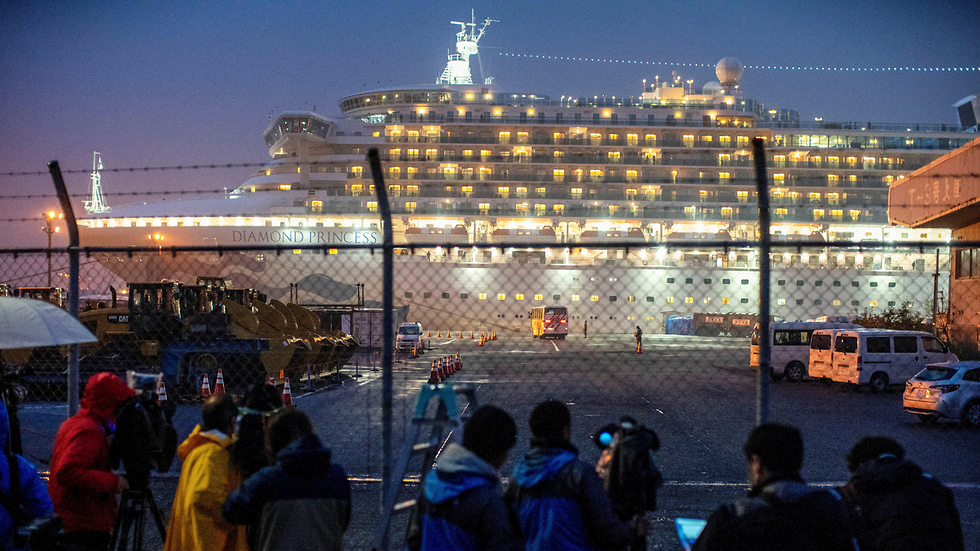 The Diamond Princess cruise ship, with more than 400 cases of coronavirus among its passengers, is docked isolation in Japan (Photo: Reuters) ספינה ספינת נסיכת היהלום בידוד יפן נגיף הקורונה קורונה