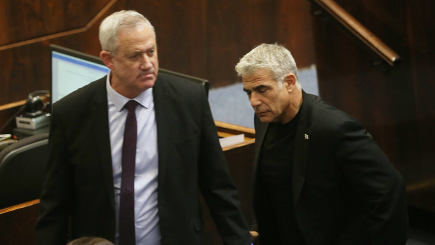 Benny Gantz and Yair Lapid in the Knesset before their acrimonious split last year (Photo: Alex Kolomoisky) יאיר לפיד בני גנץ