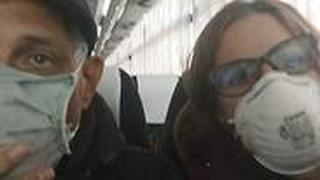 עדנה והנרי בן שבת על האוטובוס בדרך למלון בטוקיו.