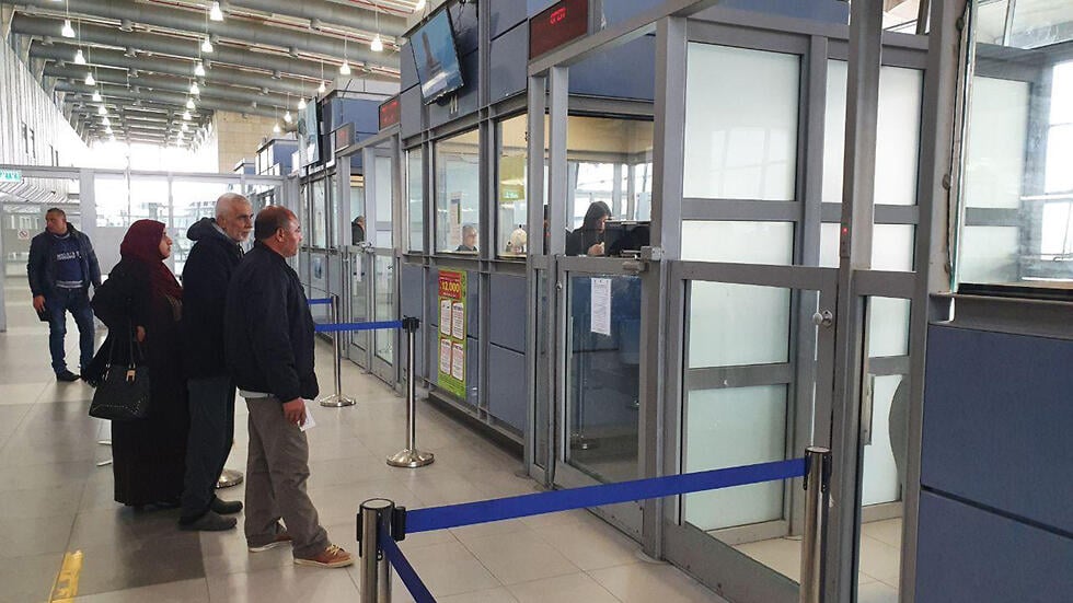 פלסטינים מעזה במעבר ארז. אפשר להדק את הבקרה בהסדרת מעמדם (צילום: רועי עידן) לראשונה זה שנים: ישראל תעניק 7,000 היתרי כניסה לסוחרים מעזה