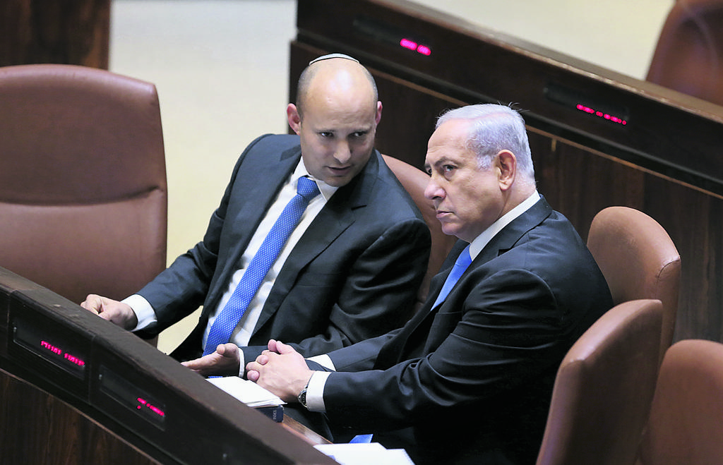 Then-defense minister Naftali Bennett and Prime Minister Benjamin Netanyahu in the Knesset (Photo: Alex Kolomoisky) נפתלי בנט ובנימין נתניהו