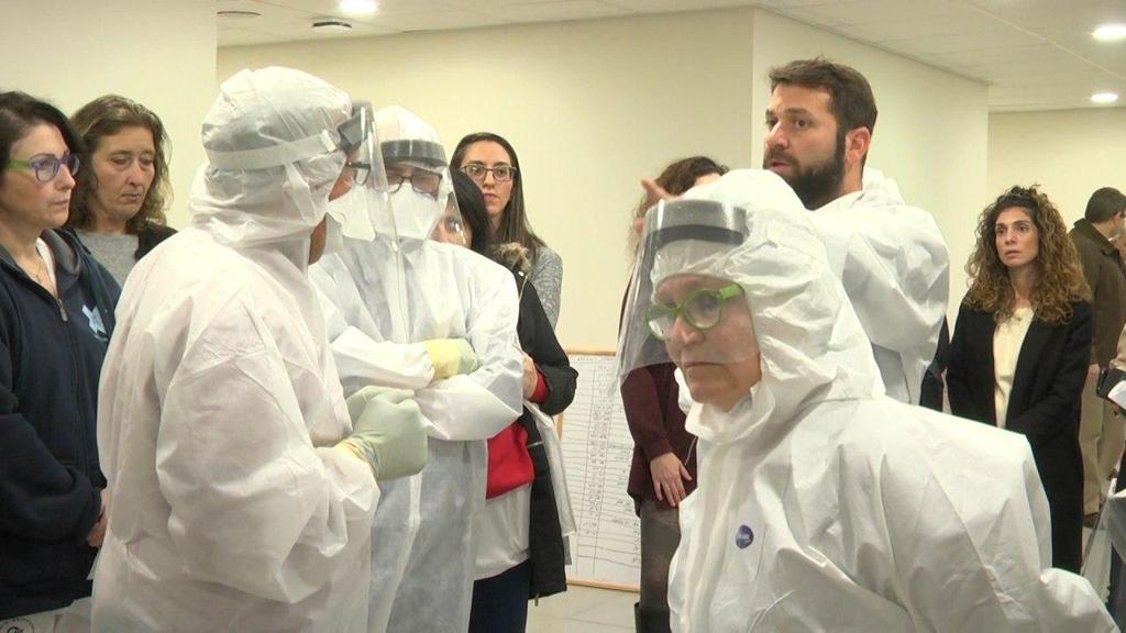 רופאים מבית חולים שיבא נערכים לקראת קבלת הישראלים מספינת הקורונה לחדרי הבידוד