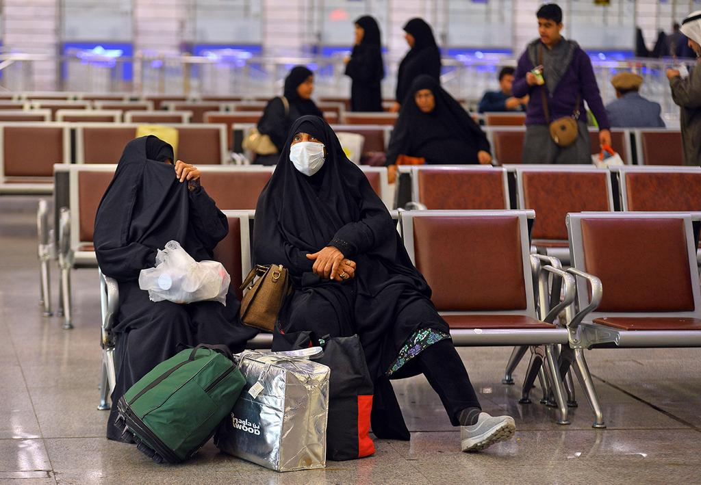 Women in protective give on Iran-Iraq border (Photo: AFP) אנשים נכנסים ל עיראק חוזרים מ איראן נעם מסכות נגיף קורונה