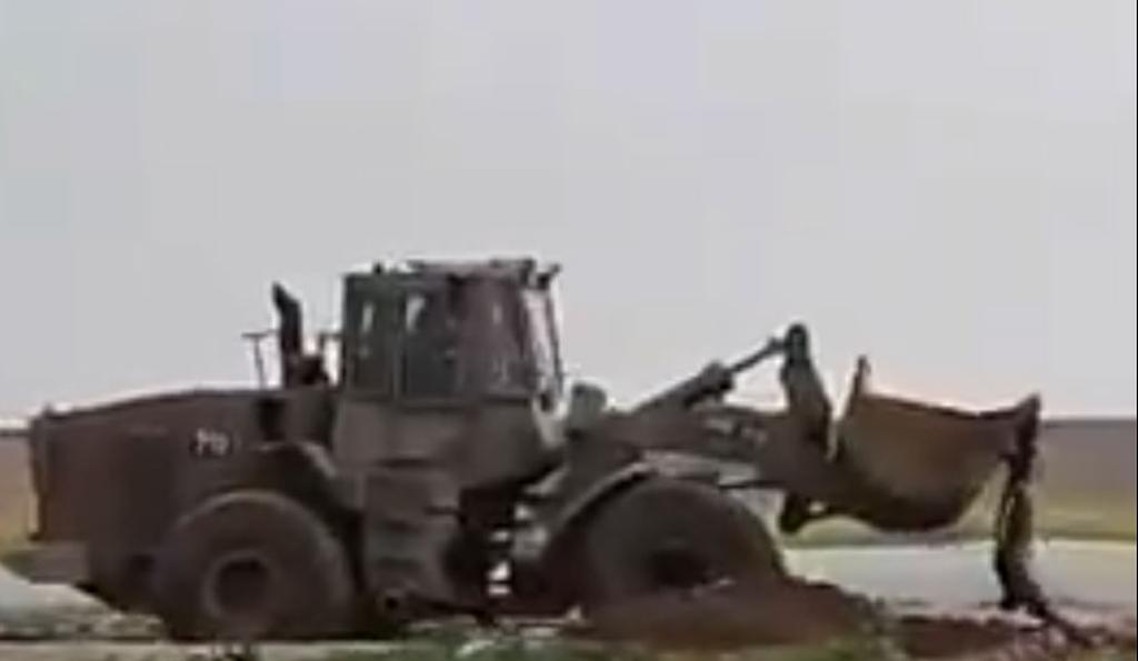 Body of Slain Islamist militant lifted by military tractor לאחר תקרית הירי בגבול עזה: קרב על לקיחת הגופה של הפלסטיני