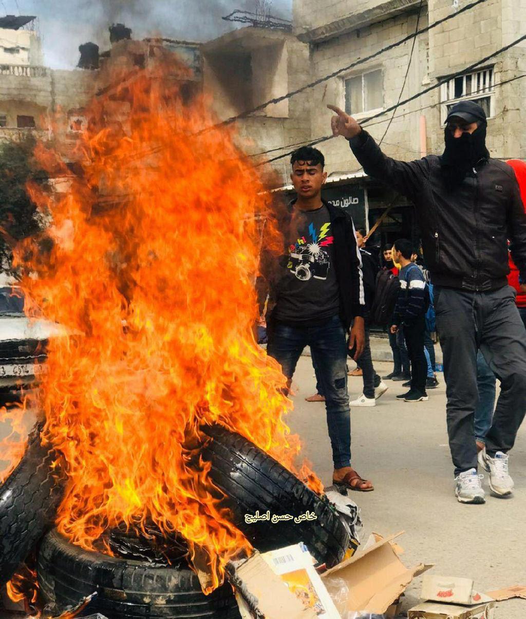 Protesters in Gaza call for revenge over the mistreatment of a dead militant by Israel מהומות שריפת צמיגים עזה