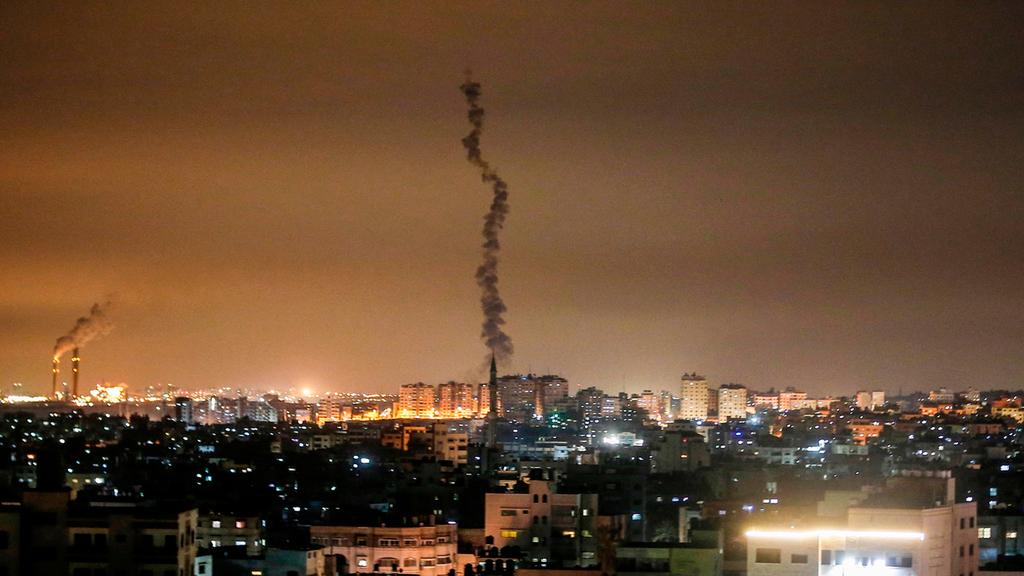 Gaza rockets target the city of Ashkelon (Photo: AFP) שיגור הטילים מעזה