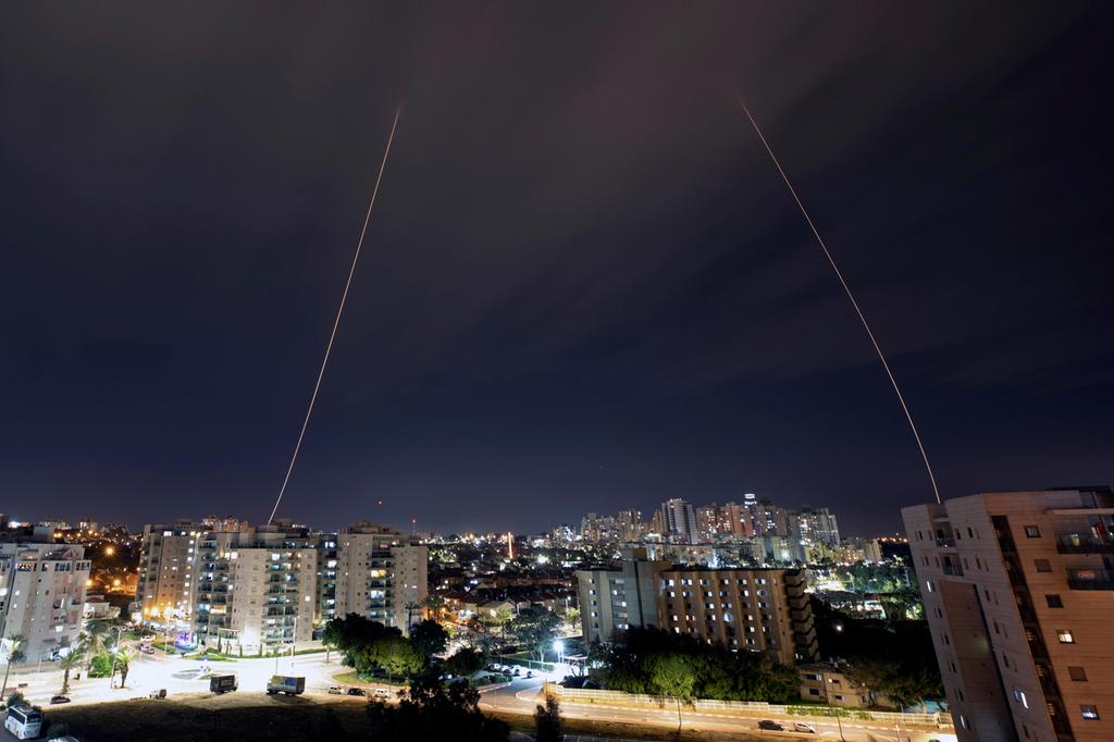 The Iron Dome intercepts rockets over Ashkelon (Photo: Reuters) יירוט הטילים מעל אשקלון