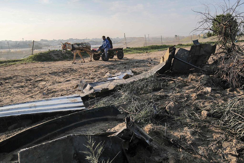 Aftermath of Israeli raid on Gaza (Photo: AFP) נזק של תקיפות צה"ל ב חאן יונס עזה