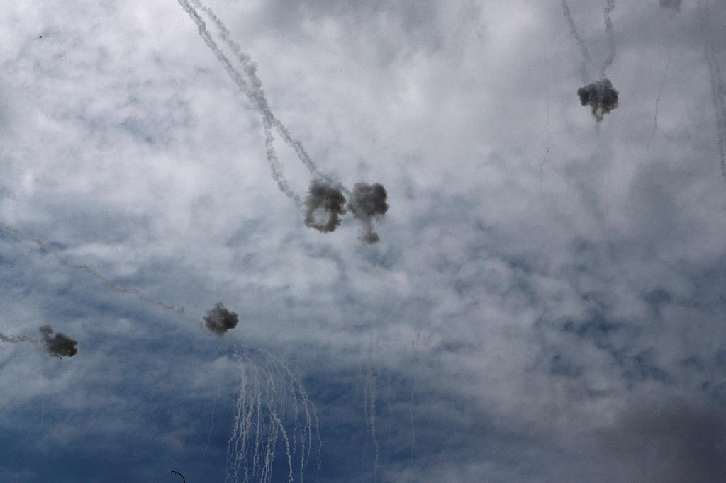 he Iron Dome missile defense system intercepts rockets from Gaza over Sderot (Photo: Reuters) יירוטים כיפת ברזל ירי רקטות מ עזה