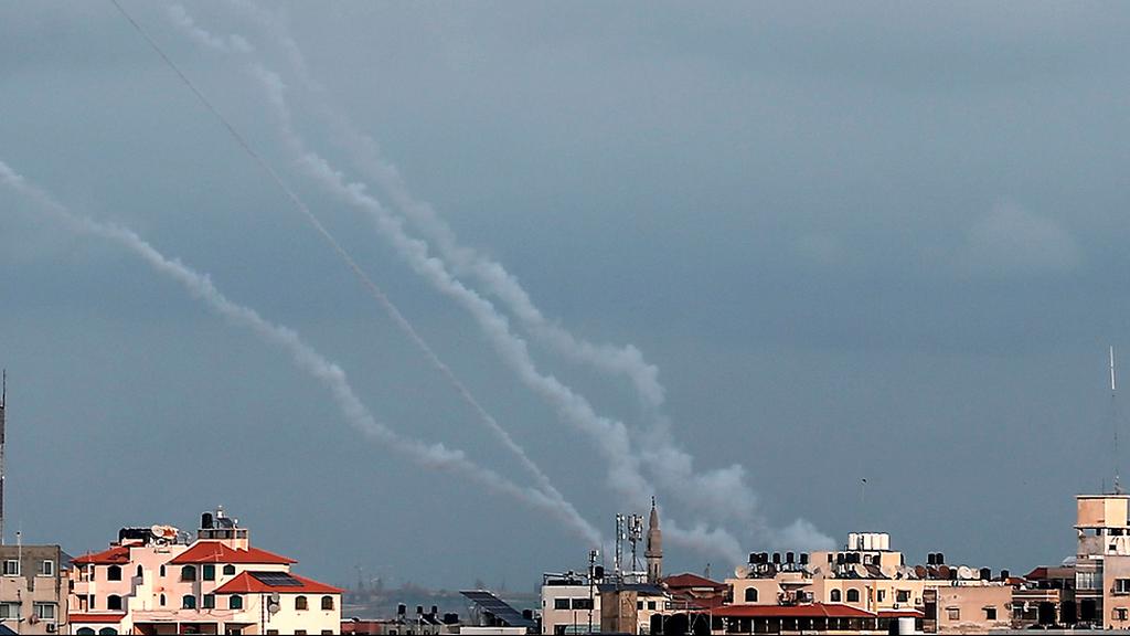 שיגור רקטות מהרצועה (צילום: AFP) רקטות משוגרות מרצועת עזה לעבר ישראל