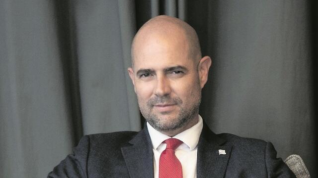 ''בועט במכוון''. אמיר אוחנה (צילום: תומי הרפז) ''בועט במכוון''. אמיר אוחנה