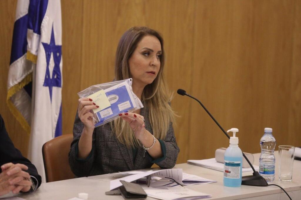 אורלי עדס מציגה את ערכת ההצבעה הסטרילית שתחולק למבודדי הבית