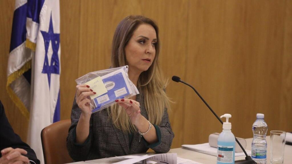 עו"ד עדס. תוספת תקציבית בעקבות מגפת הקורונה (צילום: ועדת הבחירות המרכזית) אורלי עדס מציגה את ערכת ההצבעה הסטרילית שתחולק למבודדי הבית
