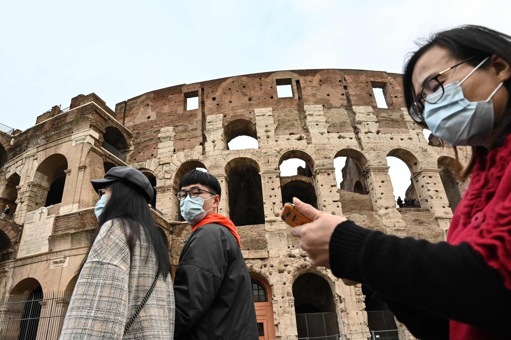 תיירים במסכות בקוליסאום ברומא