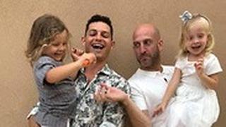 אסף אשכנזי עם בן זוגו ושתי בנותיו