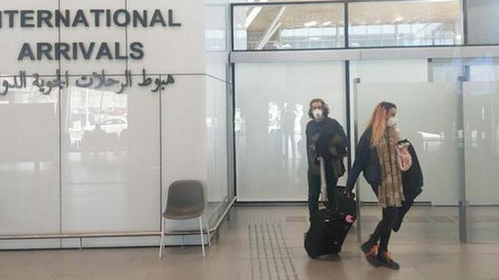 Israelis arrive in Ben Gurion Airport with surgical masks 3082