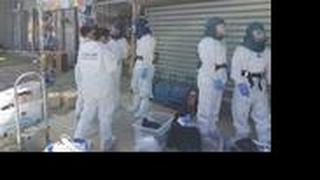 צוות חיטוי מחוץ לחנות הפיראט האדום באור יהודה
