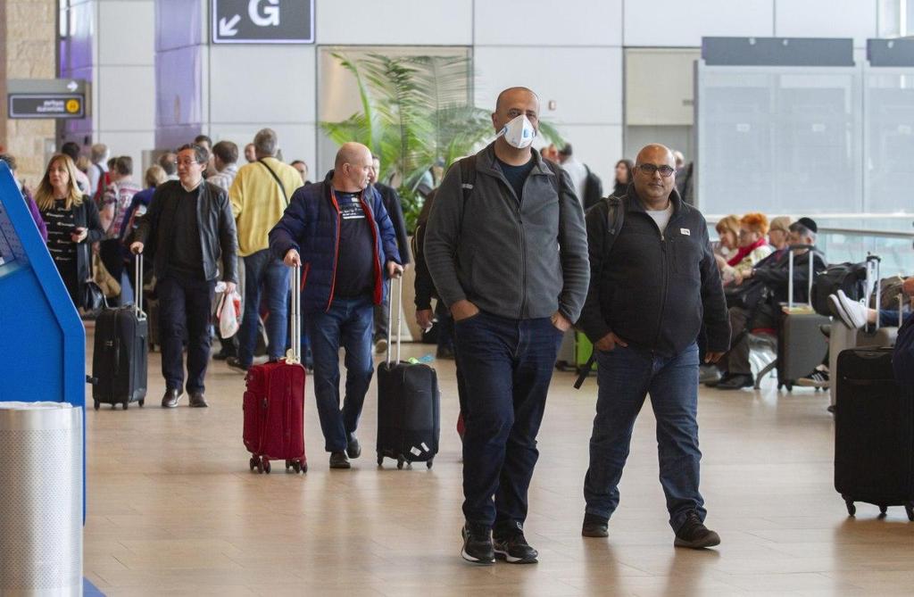Israelis returning from Europe at Ben Gurion airport 