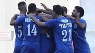 שחקני מכבי פתח תקווה חוגגים