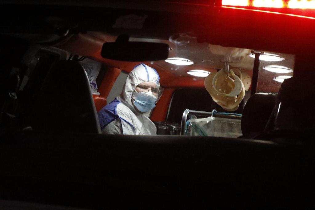 Health worker wearing protective gear in ambulance outside Sheba Medical Center (Photo: Shaul Golan) החולה מנס ציונה נכנסת לבית החולים שיבא