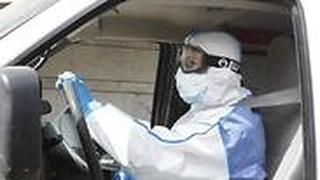 צוות מד"א מגיע לאסוף אדם חולה 
