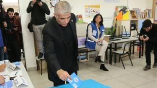 יאיר לפיד מצביע בתל אביב
